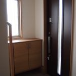 １階所帯の玄関：玄関上がり口に手すりを設置しました。